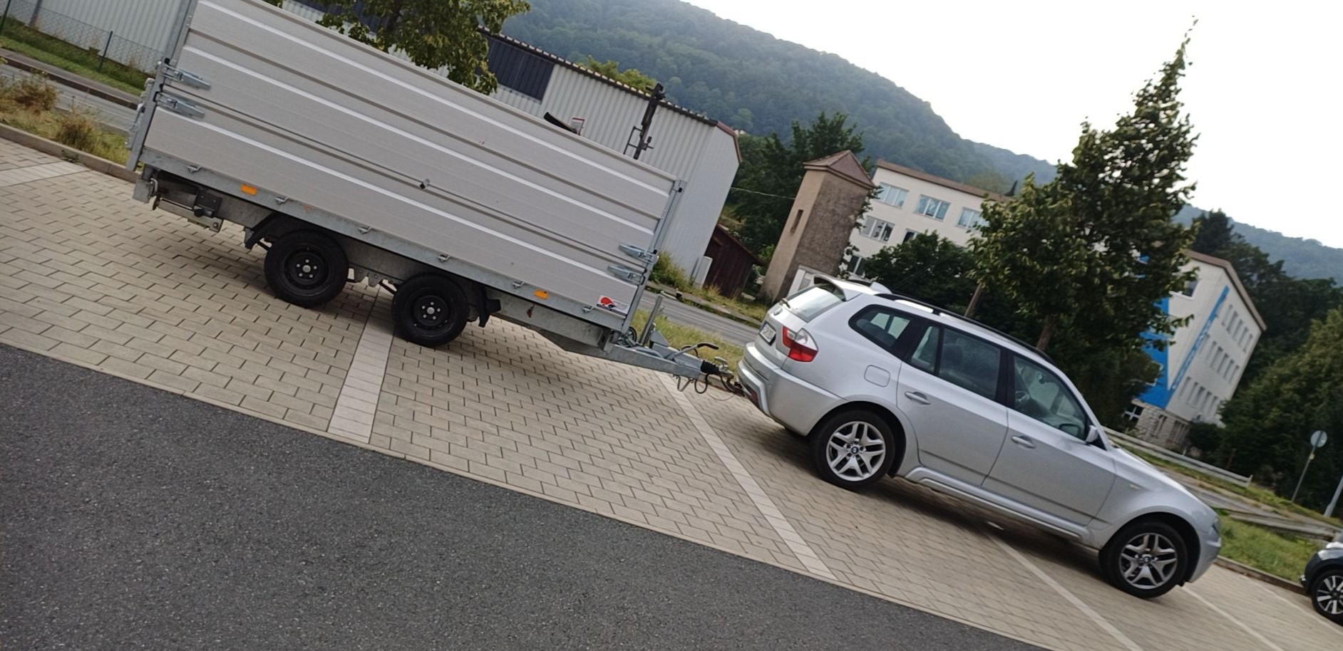 Auslieferung mit PKW und Anhänger